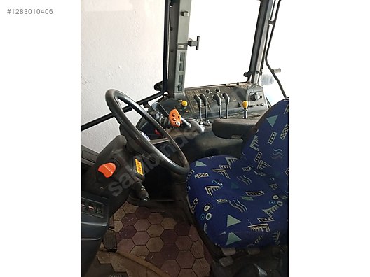 Machinery / Agricultural Machines / Tractors / New Holland / TM130