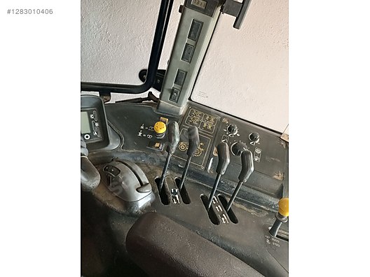 Machinery / Agricultural Machines / Tractors / New Holland / TM130