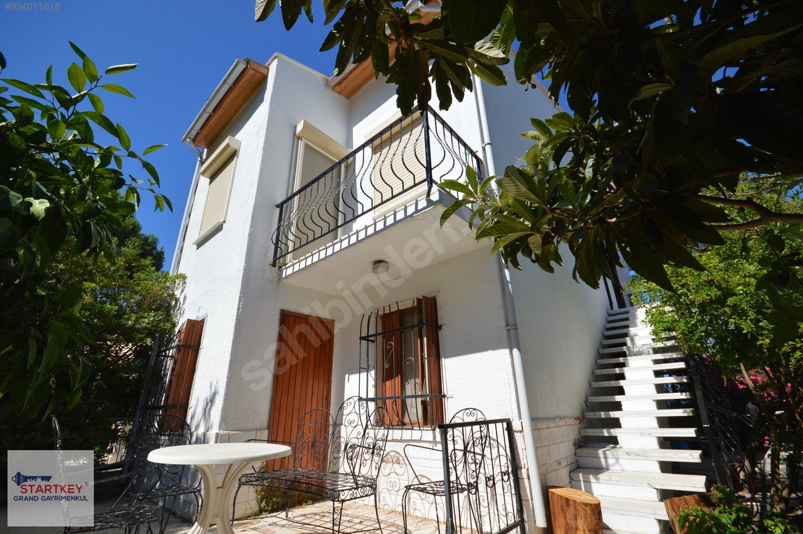Çeşme Paşalimanında Denize 60m sezonluk Kiralık 2+1Bahçeli Daire