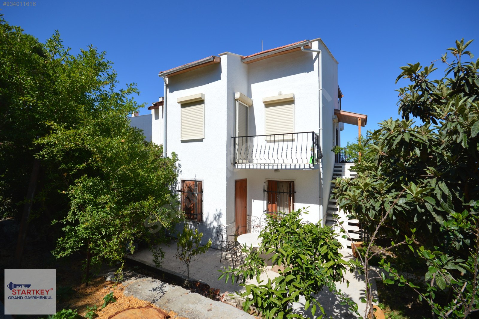 Çeşme Paşalimanında Denize 60m sezonluk Kiralık 2+1Bahçeli Daire