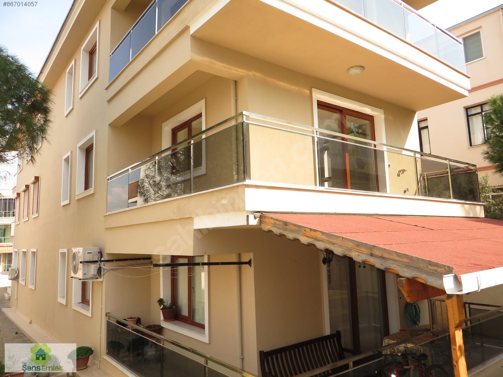 EGE ŞANSTAN YENİFOÇA�DA TAM MERKEZDE DENİZE YAKIN 2+1 YENİ DAİRE