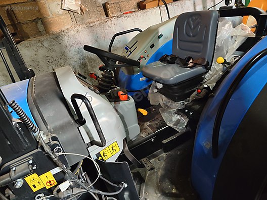 Machinery / Agricultural Machines / Tractors / New Holland / T4.70B