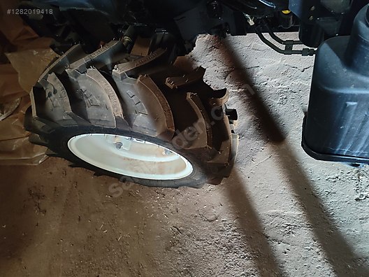 Machinery / Agricultural Machines / Tractors / New Holland / T4.70B