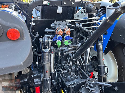 Machinery / Agricultural Machines / Tractors / New Holland / T4.110B