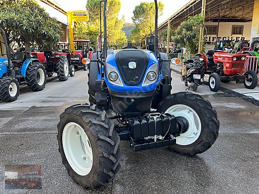 Machinery / Agricultural Machines / Tractors / New Holland / T4.110B