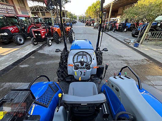 Machinery / Agricultural Machines / Tractors / New Holland / T4.110B