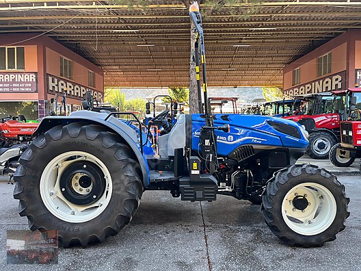 Machinery / Agricultural Machines / Tractors / New Holland / T4.110B