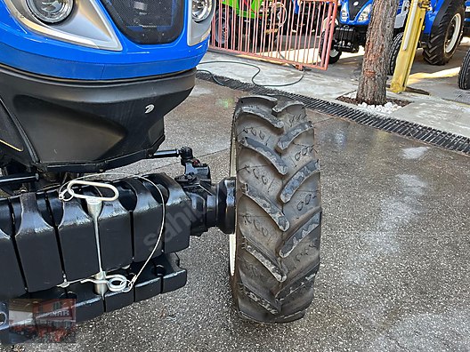 Machinery / Agricultural Machines / Tractors / New Holland / T4.110B