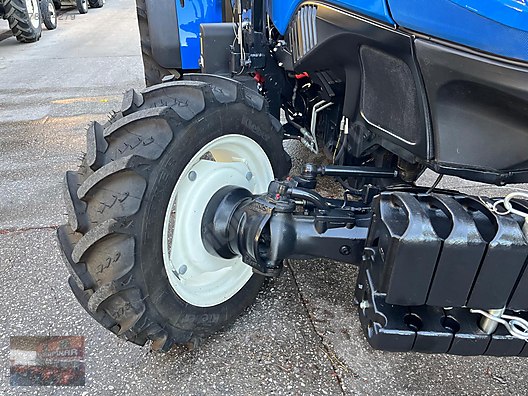 Machinery / Agricultural Machines / Tractors / New Holland / T4.110B