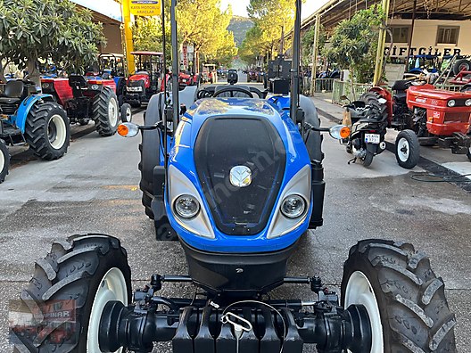 Machinery / Agricultural Machines / Tractors / New Holland / T4.110B