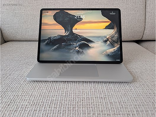 Microsoft / Microsoft Surface Laptop Studio 2 | i7-13700 / 16GB