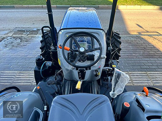 Machinery / Agricultural Machines / Tractors / New Holland / TD4.78B