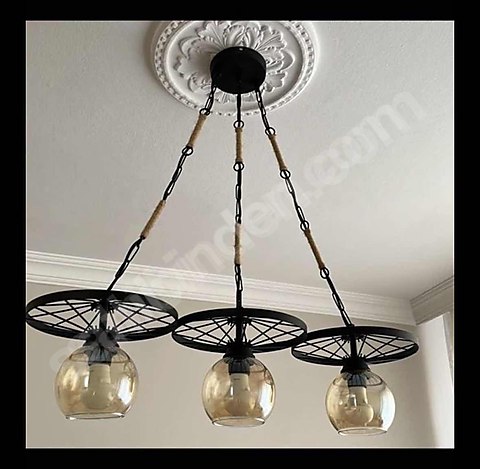 Üçlü avize. Masa üzeri siyah metal cam fanuslu.