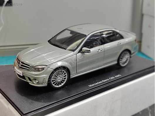AUTOart Mercedes-Benz C63 AMG 1:18 ホワイト