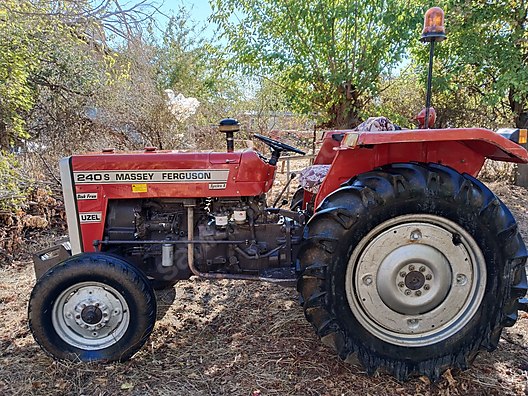 Machinery / Agricultural Machines / Tractors / Massey Ferguson / 240 S