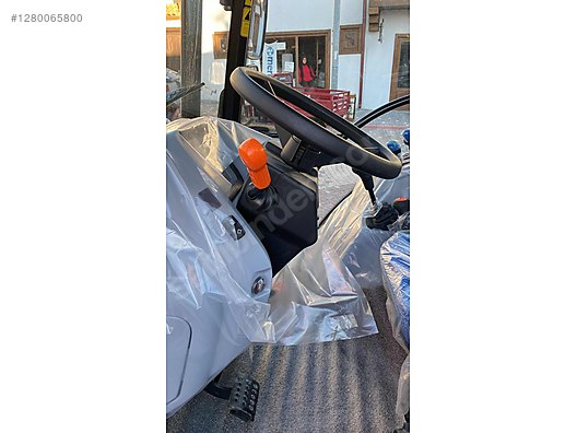 Machinery / Agricultural Machines / Tractors / New Holland / T4.75S