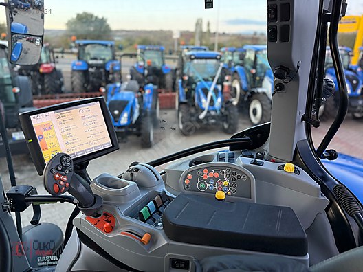 Machinery / Agricultural Machines / Tractors / New Holland / T7.230