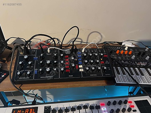 Behringer model store d synthesizer