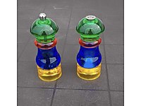 Vintage biber degirmeni ve tuzluk 1980 lerden kullanılmamış