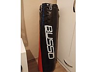 TEMİZ KULLANILMIŞ KUM TORBASI VE BOKS ELDİVENİ.