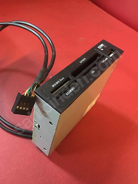 Bilgisayara bağlanılan kart okuyucu ve USB giriş kartı