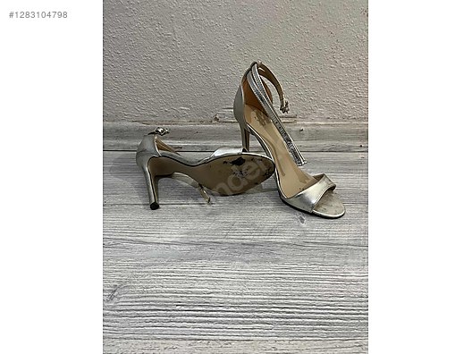 Used & Brand New Items / Clothing & Accessories / Women / Shoes / Classic Heels