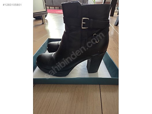 Used & Brand New Items / Clothing & Accessories / Women / Shoes / Boots