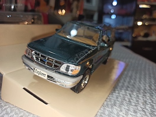 Maisto Diecast Model 1:24 Ford Araba