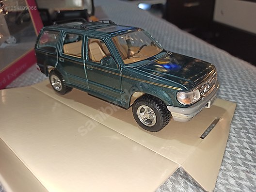 Maisto Diecast Model 1:24 Ford Araba