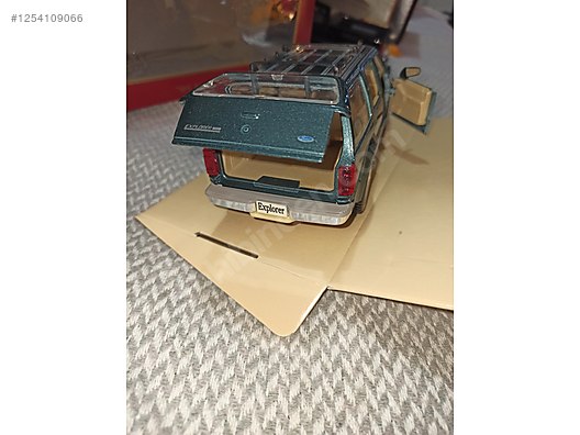 Maisto Diecast Model 1:24 Ford Araba