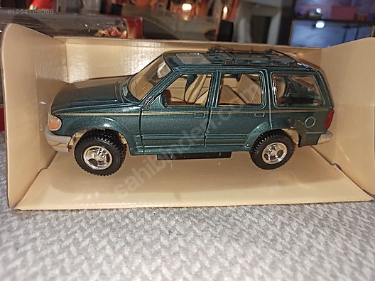 Maisto Diecast Model 1:24 Ford Araba