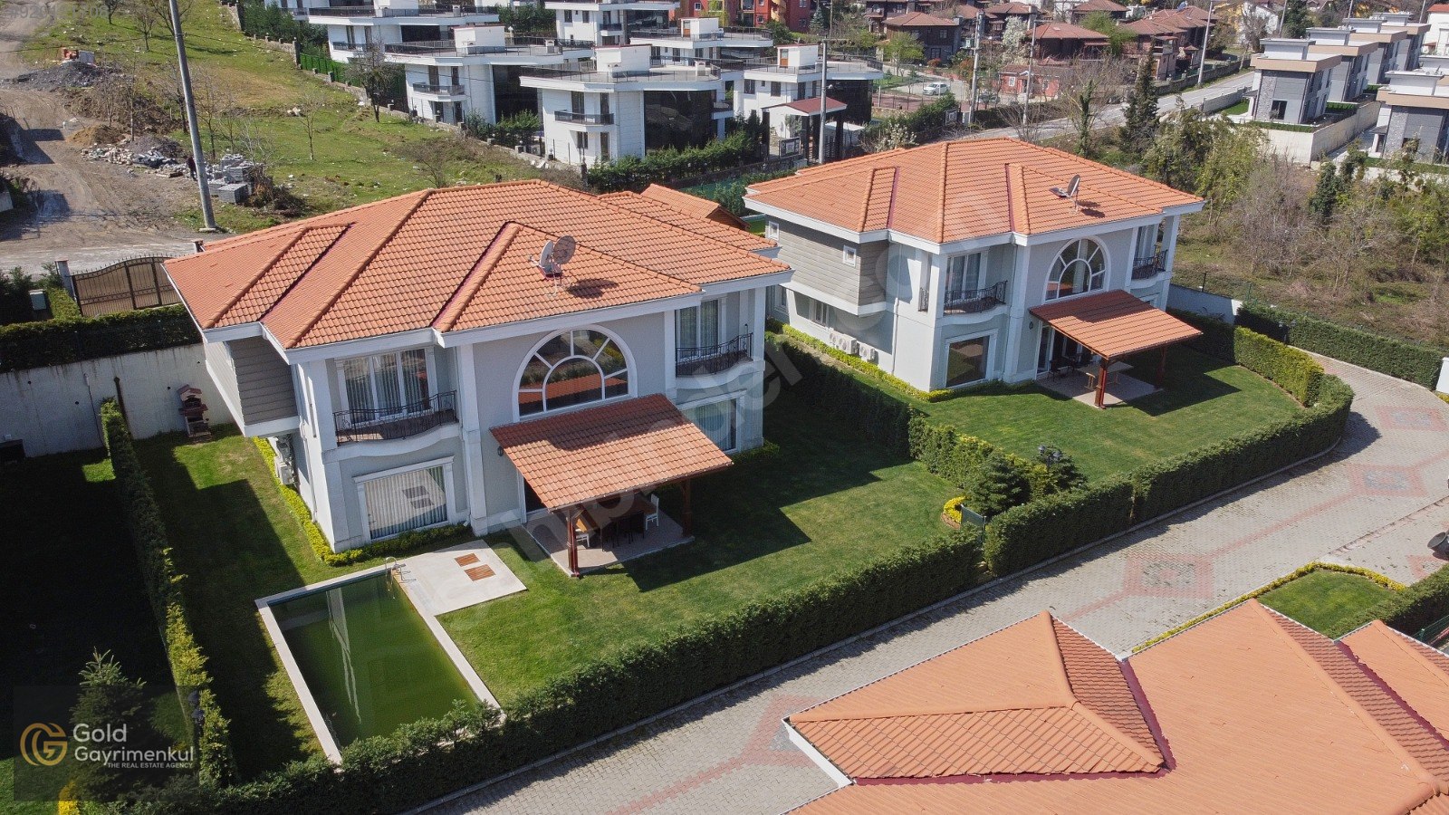 SAPANCA GAZİPAŞA MAHALLESİNDE GÖL MANZARALI 400m2 6+1 EŞYALI Kiralık