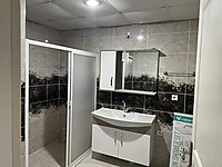 Temiz lavabolu aynalı banyo dolabı
