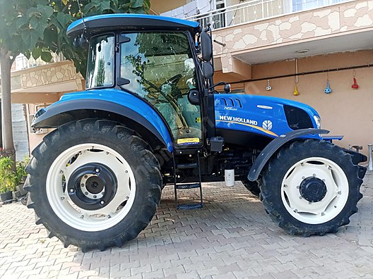 Machinery / Agricultural Machines / Tractors / New Holland / TR5.100