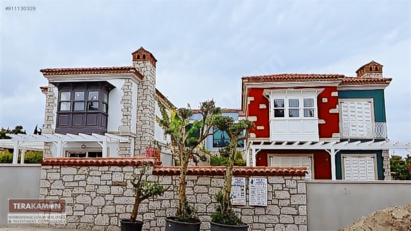 İzmir Çeşme Alaçatı Havuzlu Cumbalı Satılık Taş ev Villa Satılık