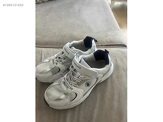 Used & Brand New Items / Clothing & Accessories / Women / Shoes / Sneakers