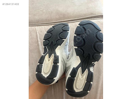 Used & Brand New Items / Clothing & Accessories / Women / Shoes / Sneakers