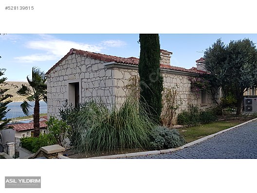 ASİL YILDIRIM ile Port Alaçatı Yamaç Evler�de Bahçeli Villa Satılık