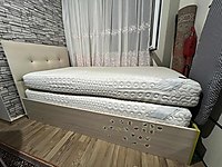 Tek kişilik başlıklı ahşap karyola