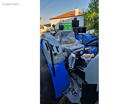 Machinery / Agricultural Machines / Tractors / New Holland / T4.110B