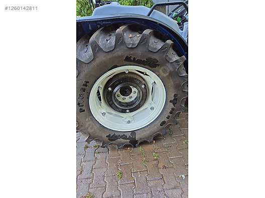 Machinery / Agricultural Machines / Tractors / New Holland / T4.110B