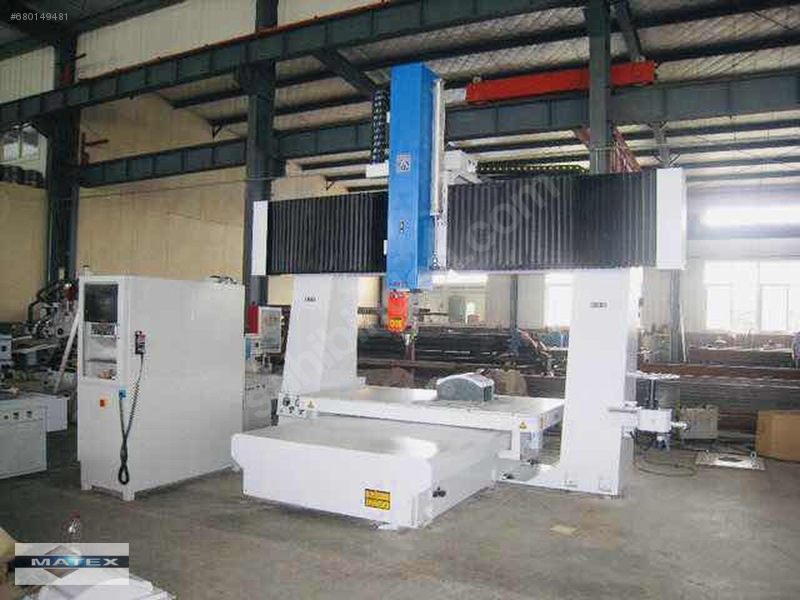 5 EKSEN YÜKSEK KÖPRÜLÜ İŞLEM SERVO Z1300mm Ahşap &amp; Mobilya Endüstri