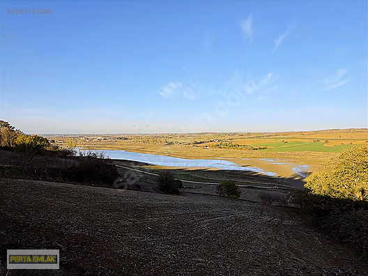 Göl Manzaralı Etrafı Çevrili Tarla #1281151682