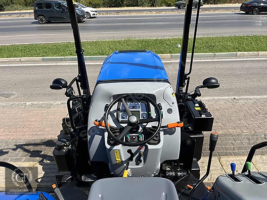 Machinery / Agricultural Machines / Tractors / New Holland / T4.100B