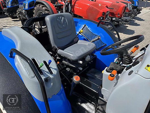 Machinery / Agricultural Machines / Tractors / New Holland / T4.100B