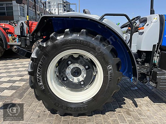 Machinery / Agricultural Machines / Tractors / New Holland / T4.100B