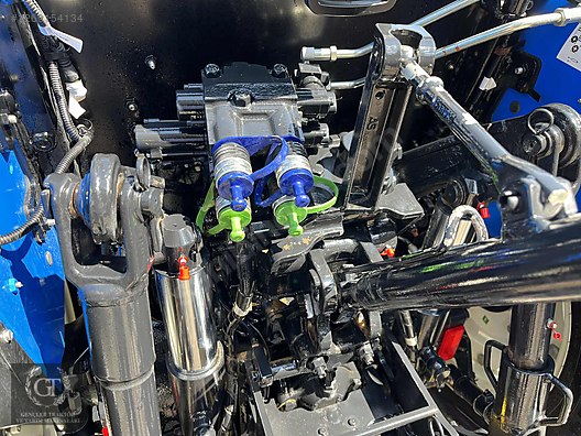 Machinery / Agricultural Machines / Tractors / New Holland / T4.100B