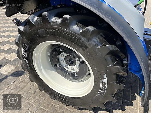 Machinery / Agricultural Machines / Tractors / New Holland / T4.100B