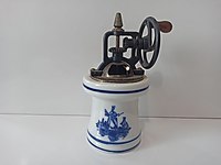 ESKİLERDEN VİNTAGE EL KRANKLI PORSELEN BAHARAT DEGİRMENİ 18 cm