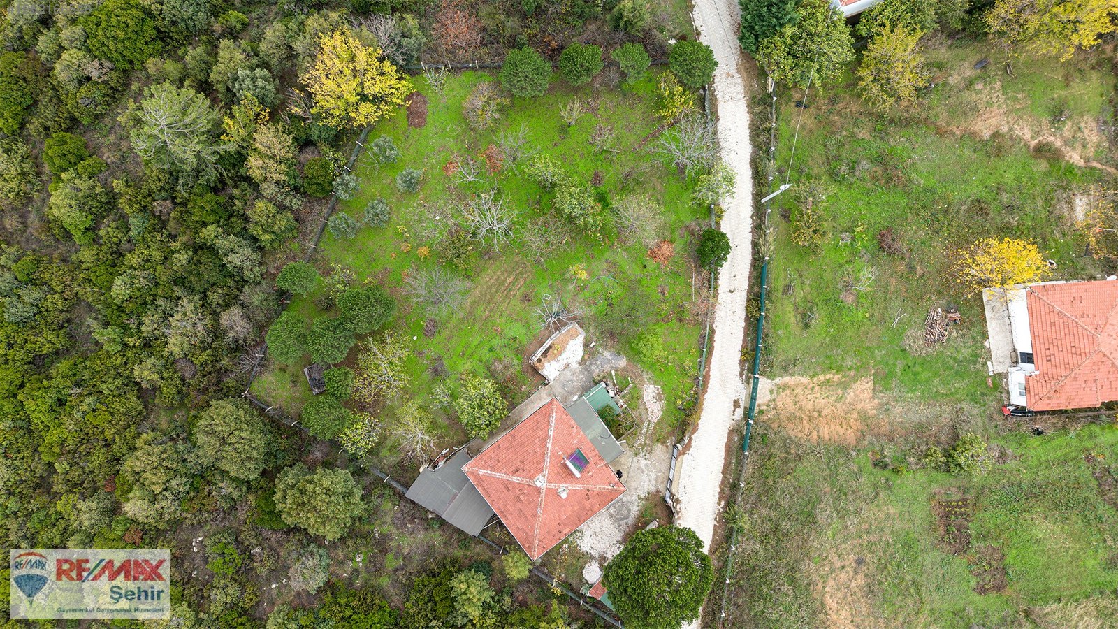 RE/MAX'tan 1582 m² Müstakil Arsa Üzerinde Ev